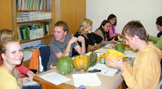 Studenti v interiérové učebně Studenti v interiérové učebně