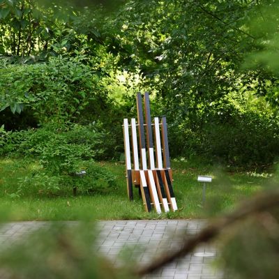 Léto v botanické s dřevěnými objekty Jana Zemánka